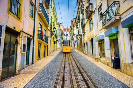 Lissabon-mit-Kindern-Standseilbahn.jpg